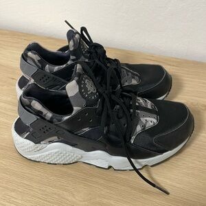 Nike Air Hurache Black Women’s Camoflague Shoes Size 8